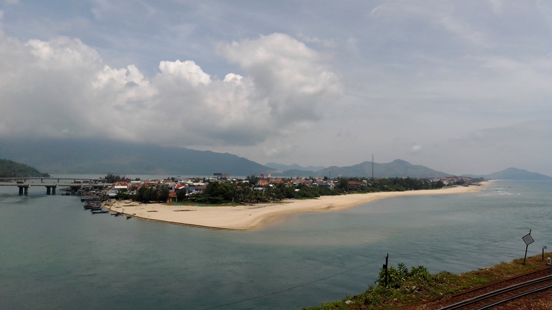 lang co beach hue vietnam