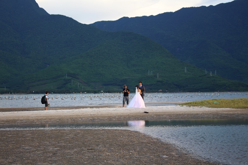 taking wedding pictures at lap an lagoon