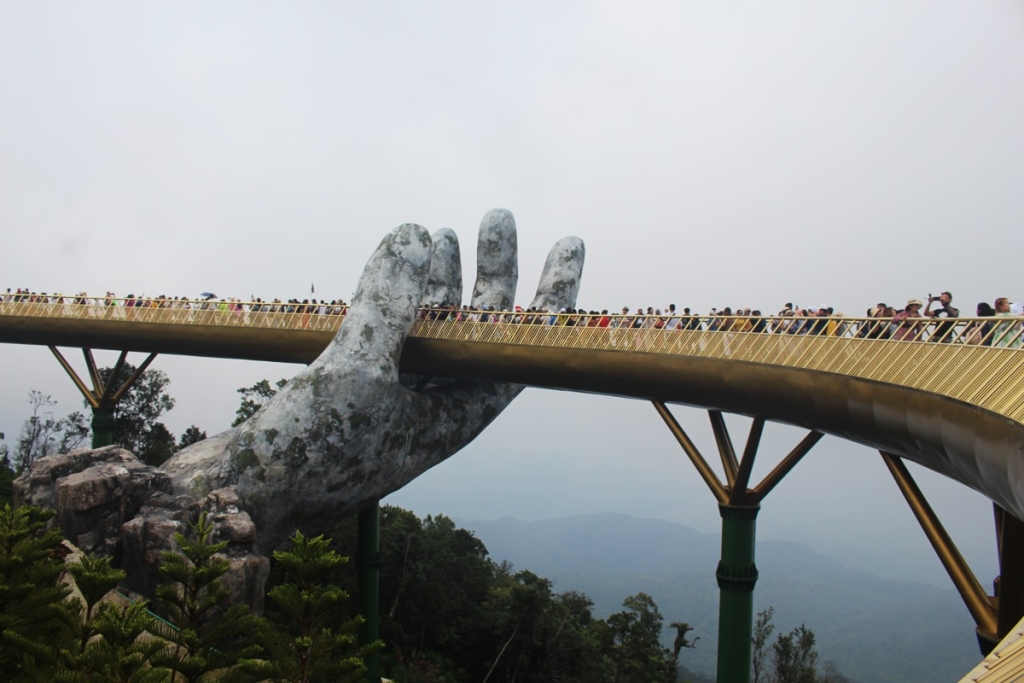 golden bridge in bana hills danang