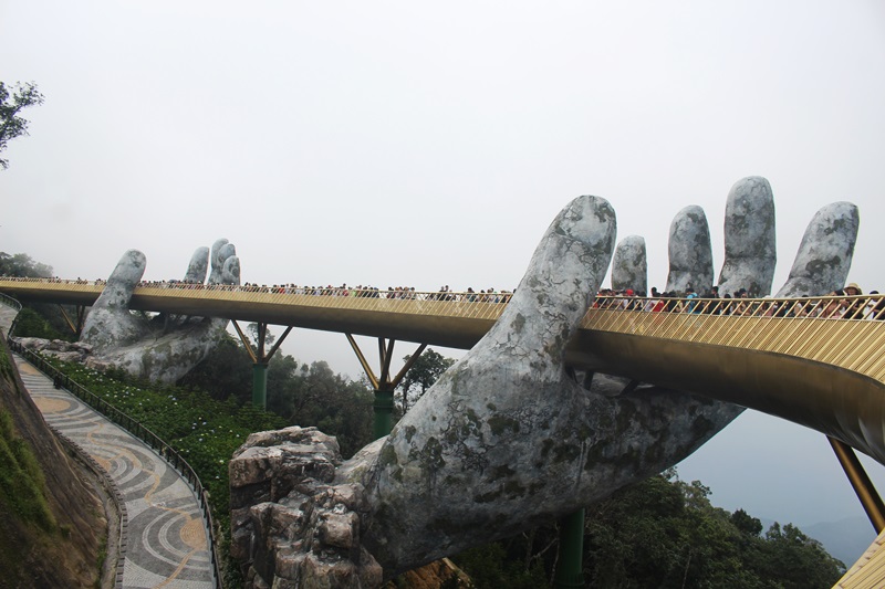 hand bridge in bana hills
