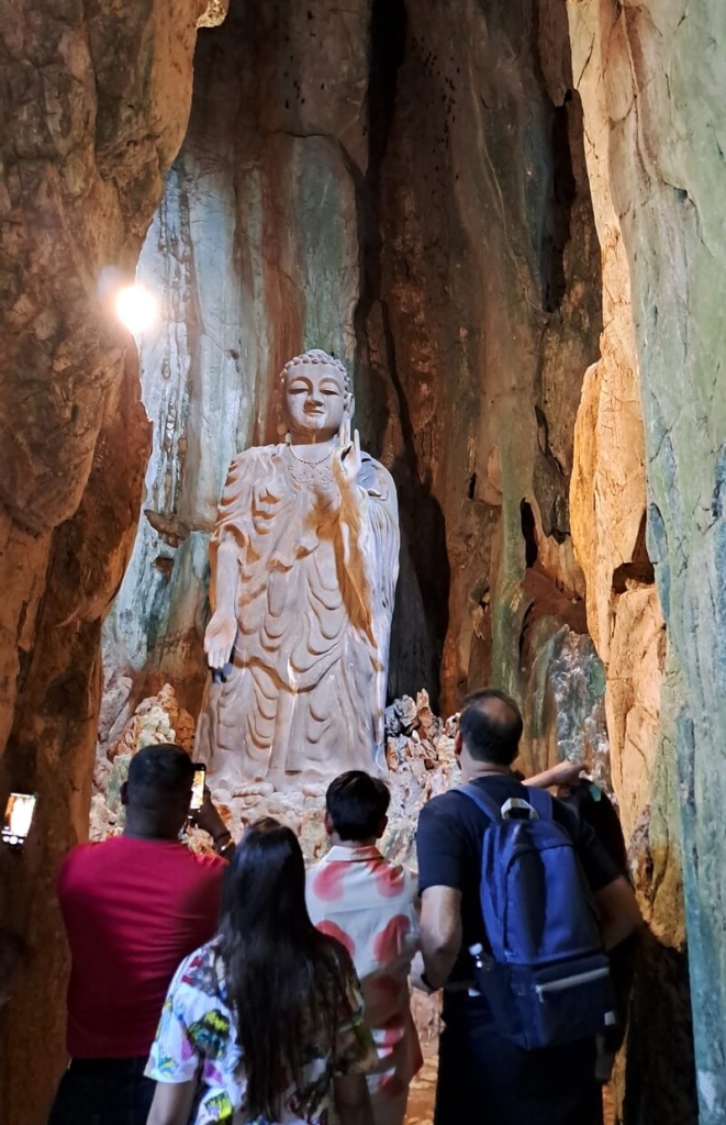 tang chon cave in marble mountains