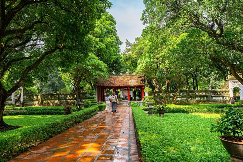 visit hanoi temple of literature
