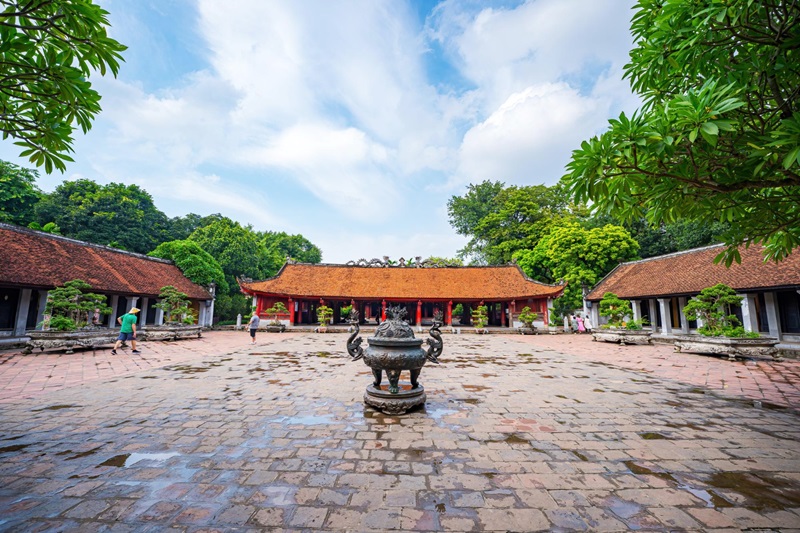 yard to the main temple in quoc tu giam