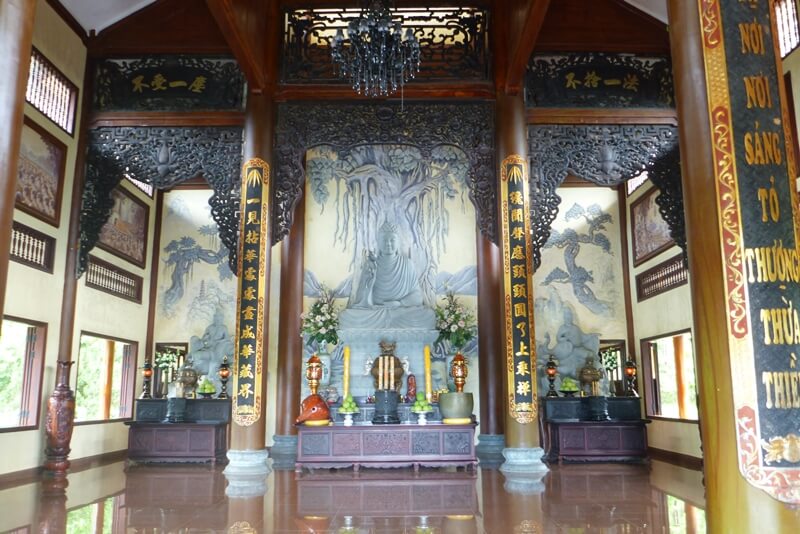 inside main temple of truc lam bach ma