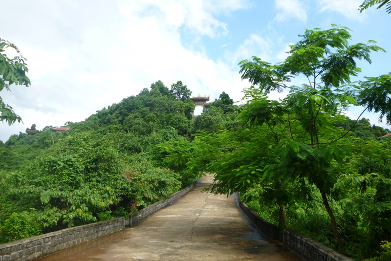 path to truc lam bach ma zen monastery