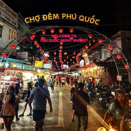 night market in duong dong