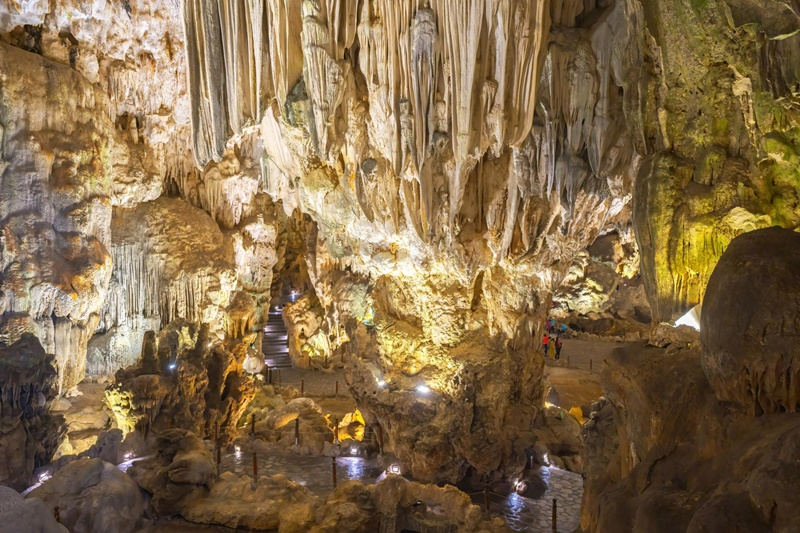 bautiful cave in halong bay