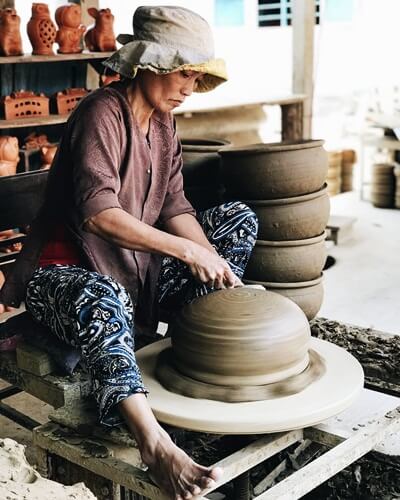 making pottery product in thanh ha