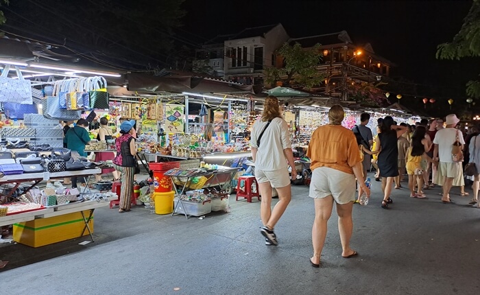 go shopping at hoi an night market