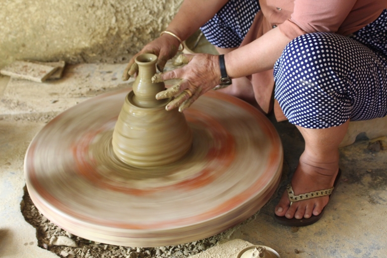 making pottery product in thanh ha village