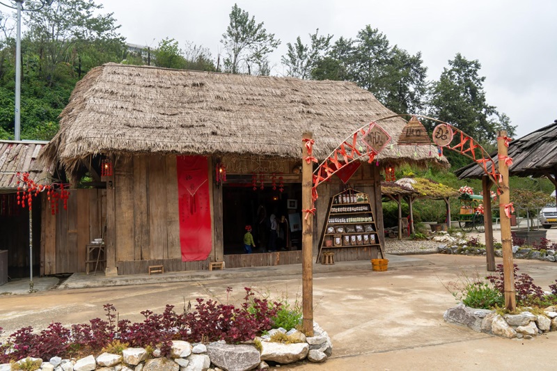red dao house in Ta Phin, sapa