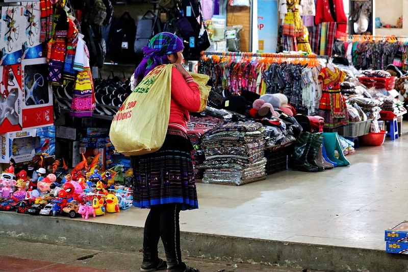 sapa market in the town