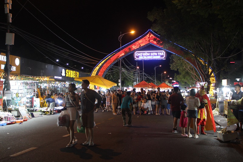 son tra night market danang